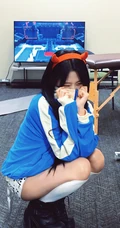 戴恶魔发箍少女日常休闲风室内写真组图