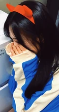 戴恶魔发箍少女日常休闲风室内写真组图