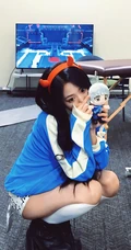 戴恶魔发箍少女日常休闲风室内写真组图