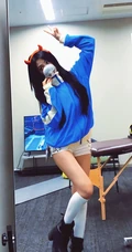 戴恶魔发箍少女日常休闲风室内写真组图