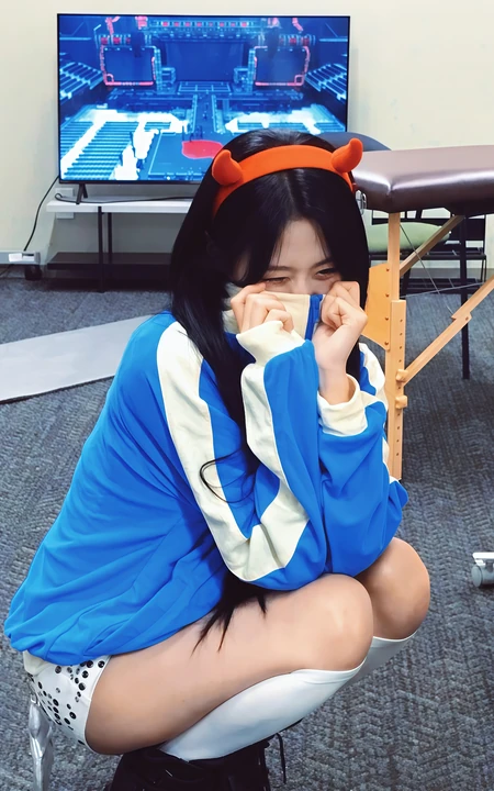 戴恶魔发箍少女日常休闲风室内写真组图