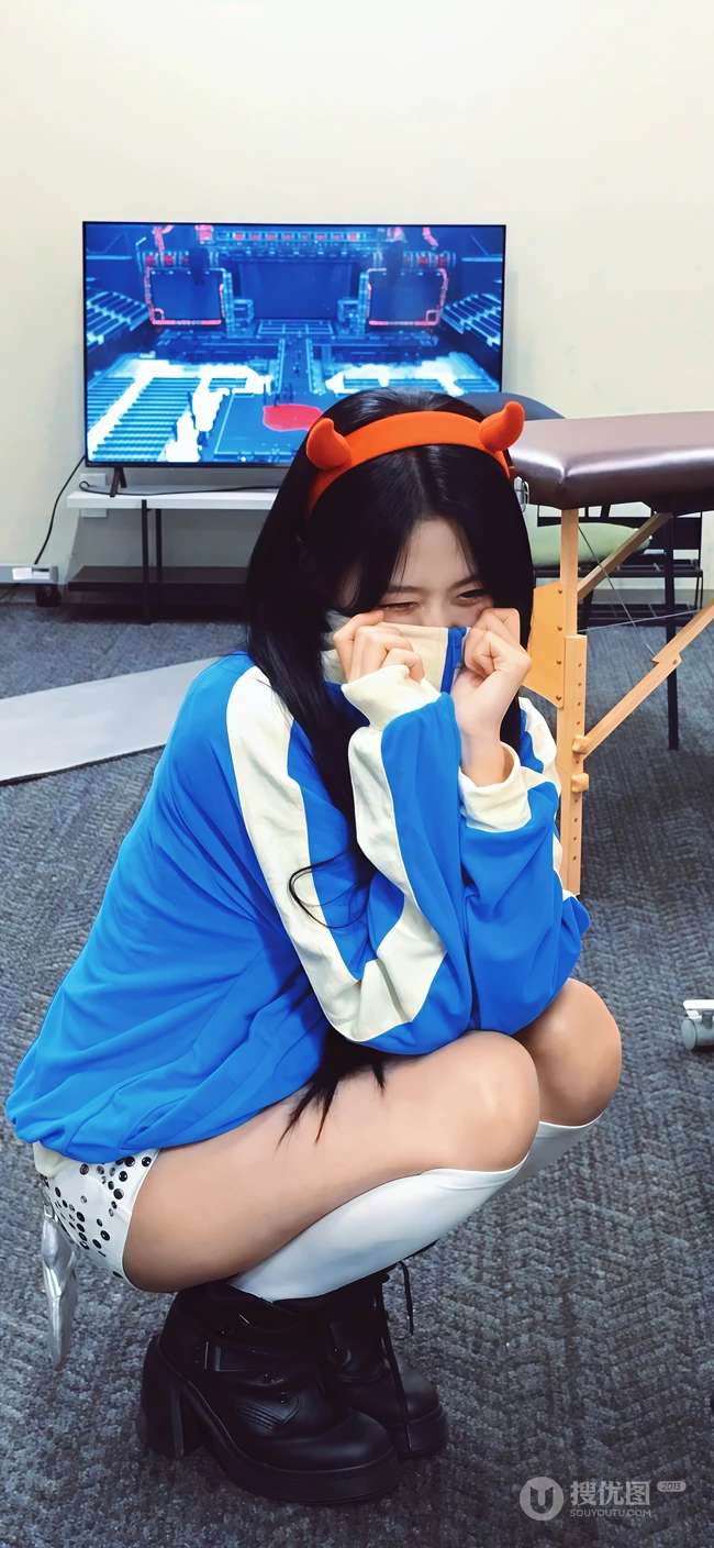 戴恶魔发箍少女日常休闲风室内写真组图