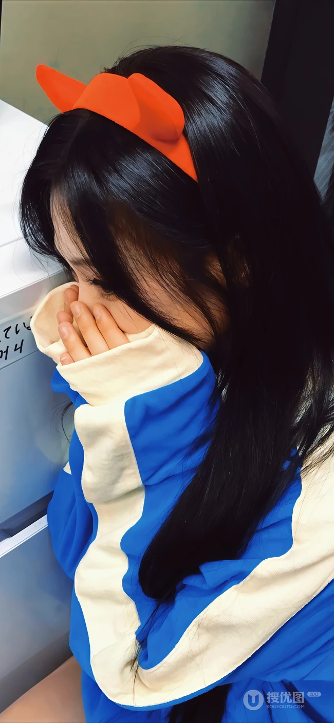 戴恶魔发箍少女日常休闲风室内写真组图