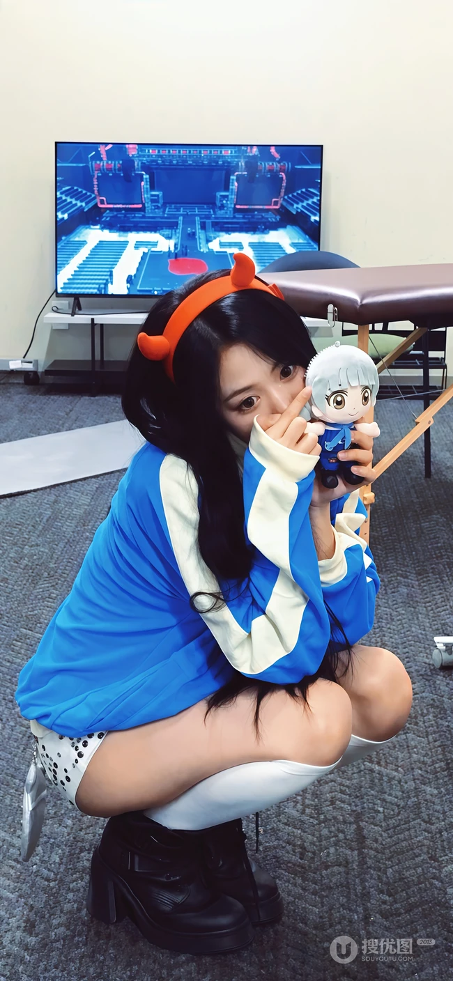 戴恶魔发箍少女日常休闲风室内写真组图