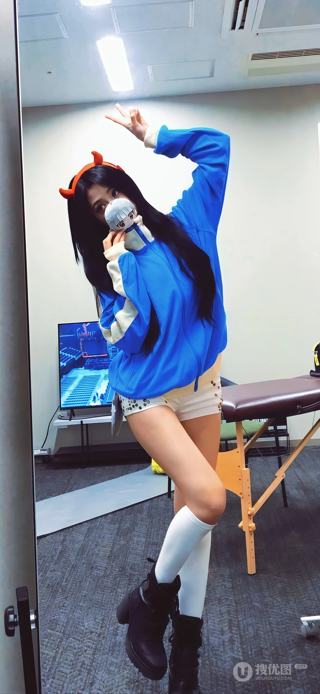 戴恶魔发箍少女日常休闲风室内写真组图