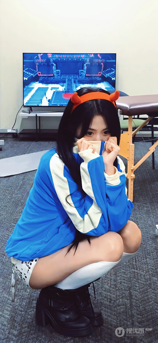 戴恶魔发箍少女日常休闲风室内写真组图