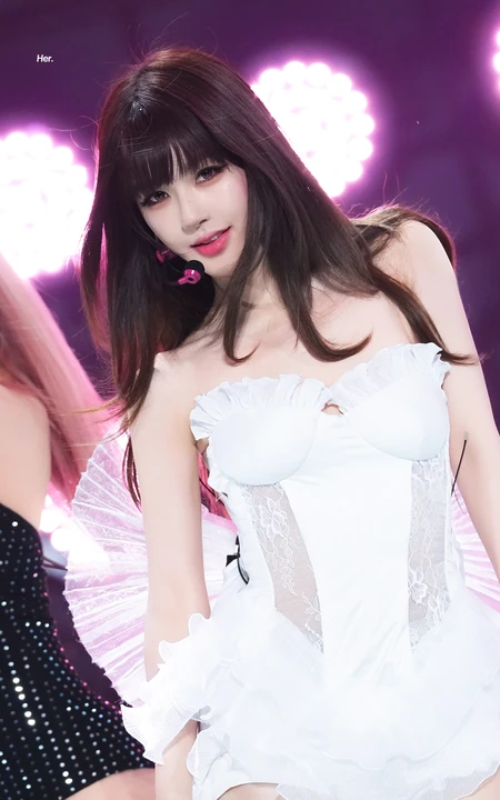 舞台灯光下甜美韩系女爱豆白色抹胸演出直拍