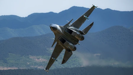 山地空域上空大角度机动飞行的重型战斗机
