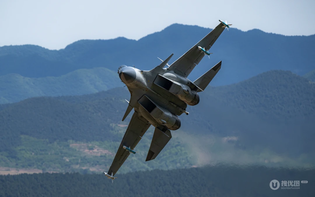 山地空域上空大角度机动飞行的重型战斗机