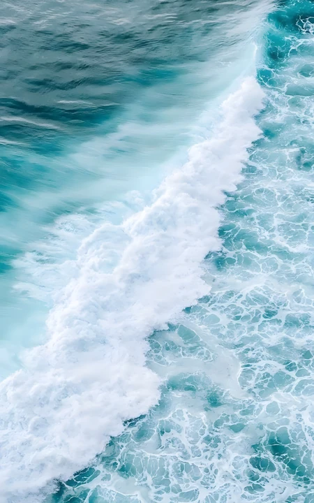 清新治愈蓝绿色海洋翻涌白色海浪风景