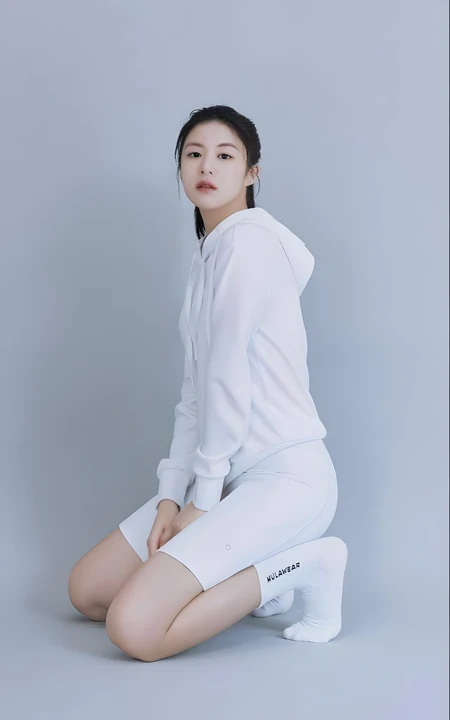 清爽白色运动休闲套装美女写真