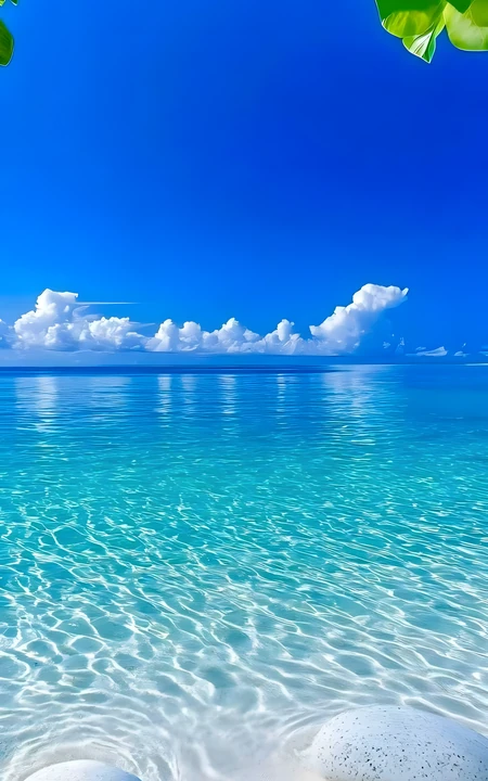 清澈碧海白沙海岸 蓝天白云夏日海边美景