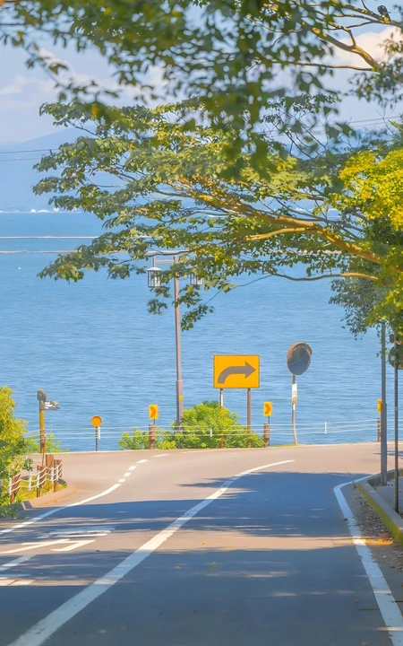 夏日晴空下海滨公路清新治愈自然风光