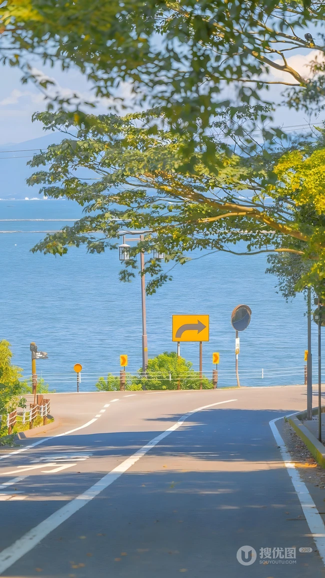 夏日晴空下海滨公路清新治愈自然风光
