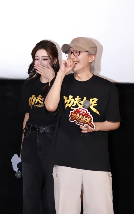 迪丽热巴出席《功夫女足》路演活动现场组图