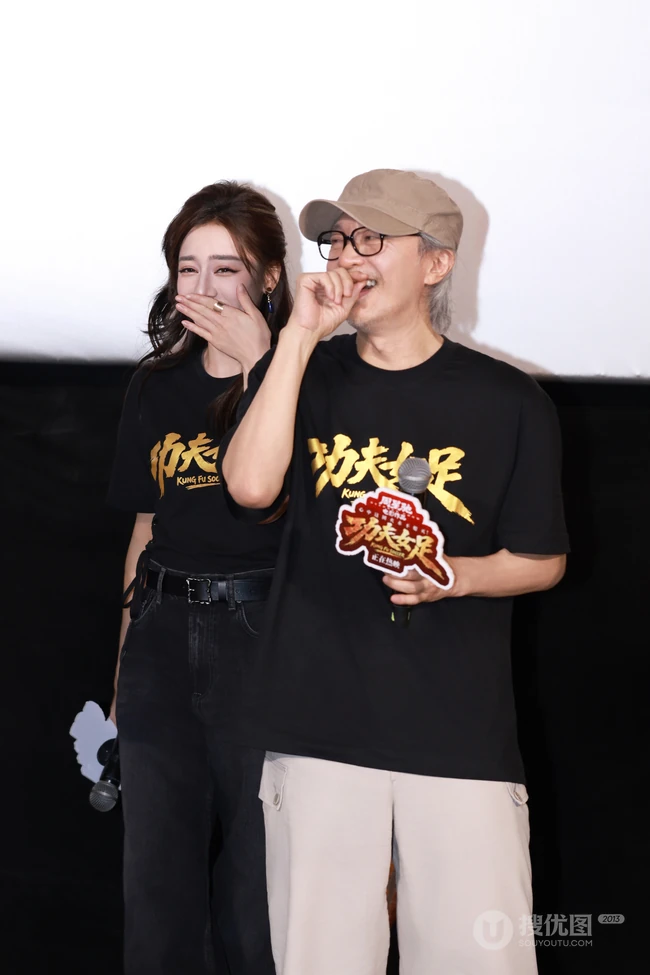 迪丽热巴出席《功夫女足》路演活动现场组图