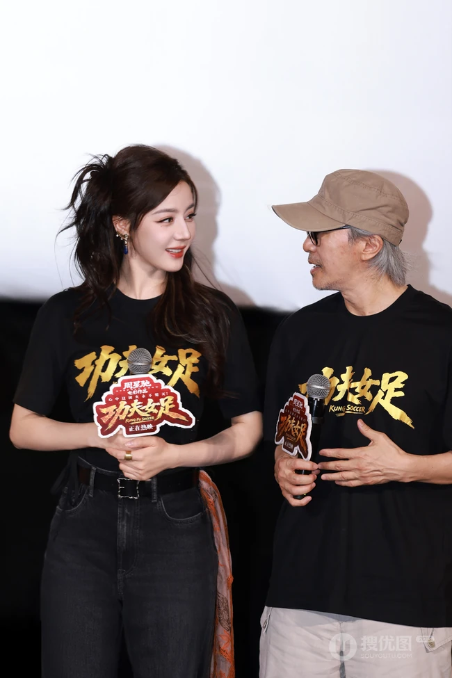 迪丽热巴出席《功夫女足》路演活动现场组图