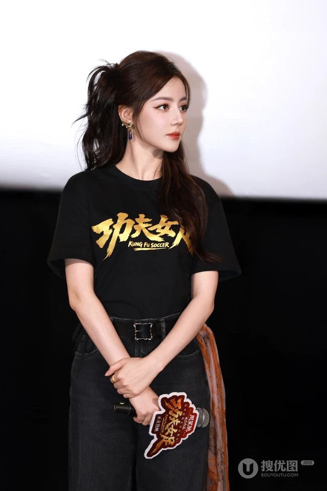 迪丽热巴出席《功夫女足》路演活动现场组图