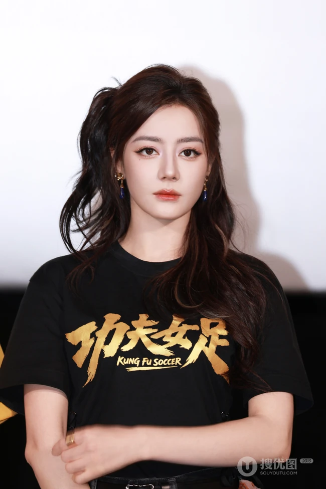 迪丽热巴出席《功夫女足》路演活动现场组图