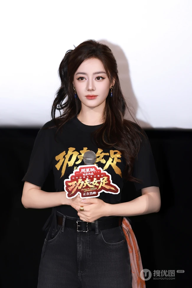 迪丽热巴出席《功夫女足》路演活动现场组图