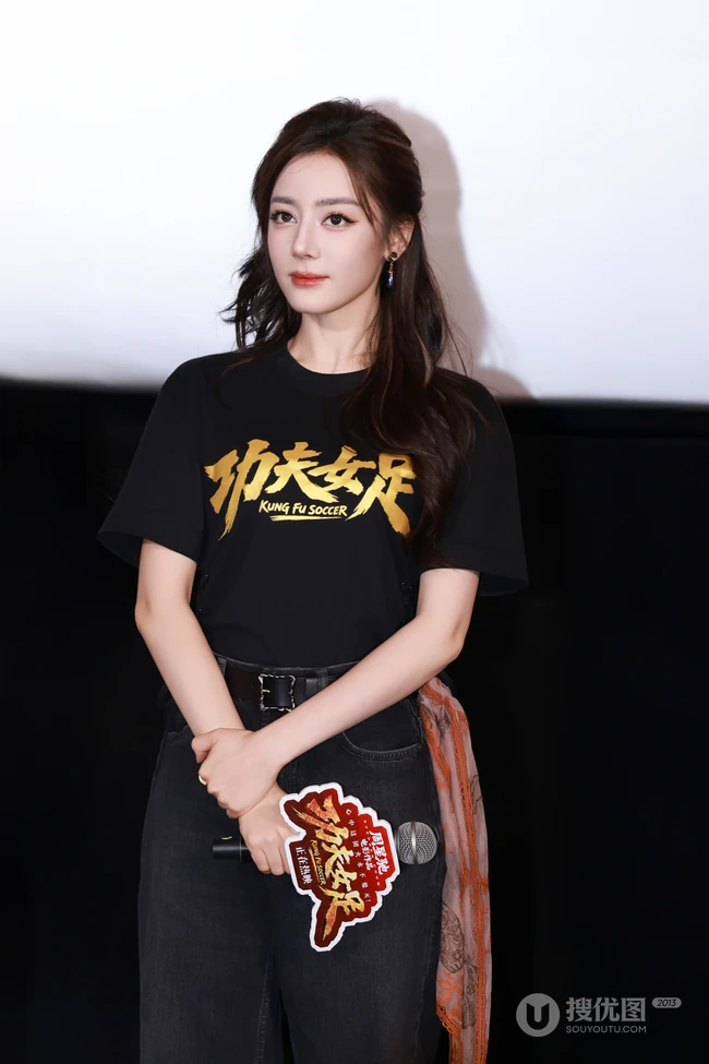 迪丽热巴出席《功夫女足》路演活动现场组图