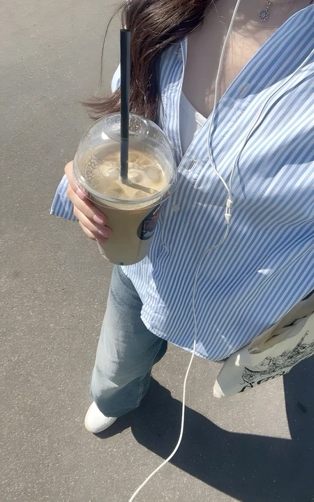 户外手持冰咖啡的休闲日常随拍壁纸