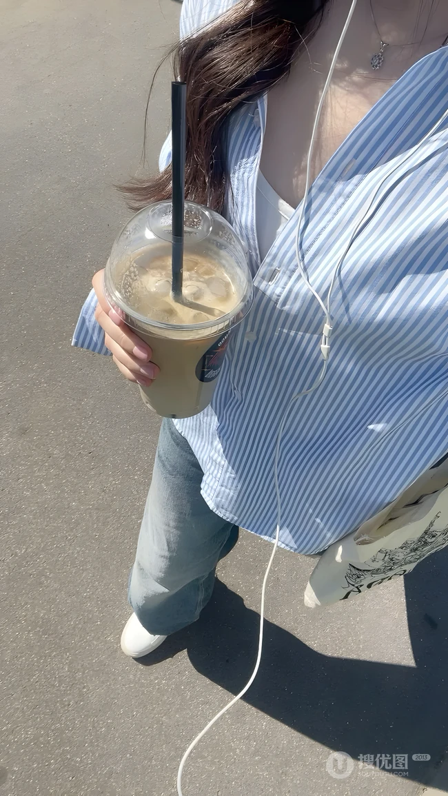 户外手持冰咖啡的休闲日常随拍壁纸