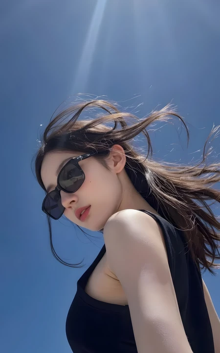 晴朗蓝天阳光下戴墨镜的酷飒长发女生写真