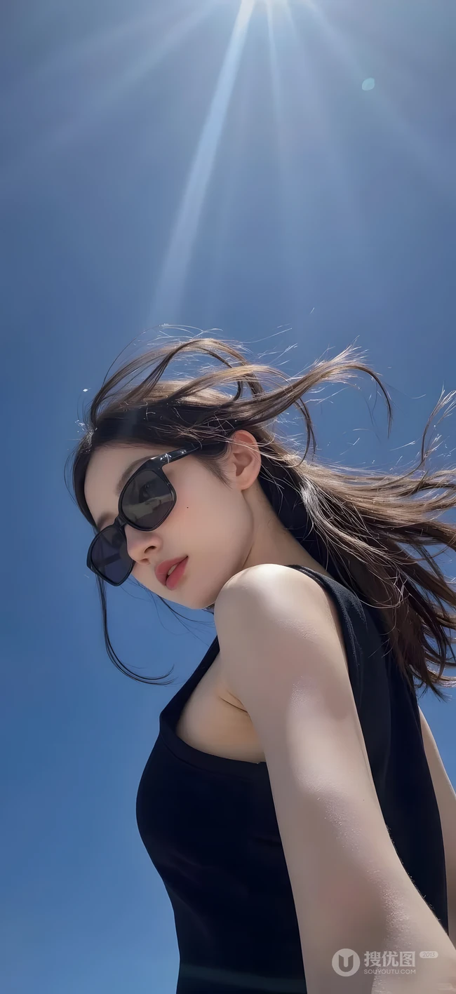 晴朗蓝天阳光下戴墨镜的酷飒长发女生写真