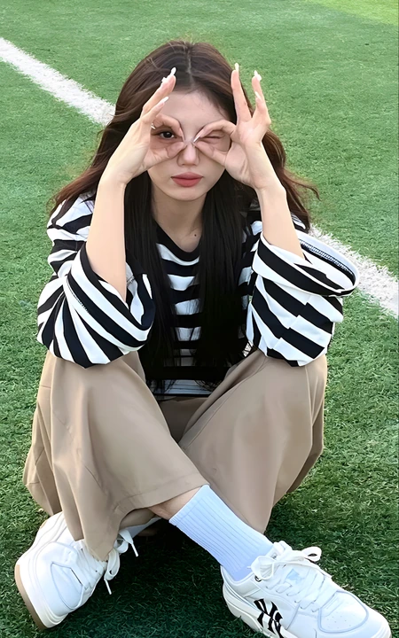 操场草坪可爱女生俏皮比心日常随拍