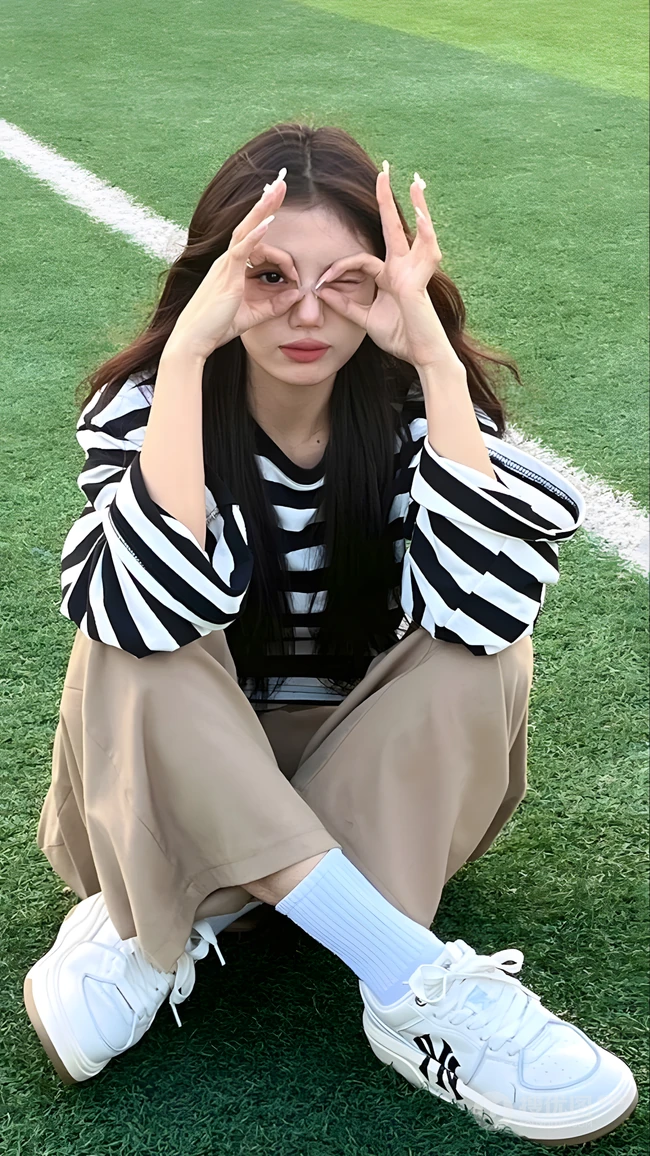 操场草坪可爱女生俏皮比心日常随拍