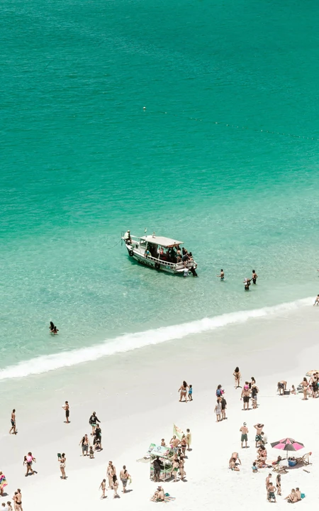 航拍夏日碧海白沙滩度假休闲场景