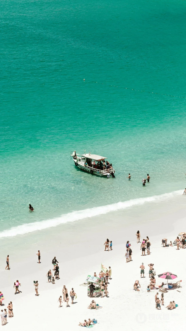 航拍夏日碧海白沙滩度假休闲场景
