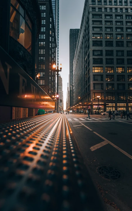 黄昏时分城市街道两旁摩天大楼建筑风景