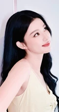 王楚然淡黄吊带长裙日常随拍组图