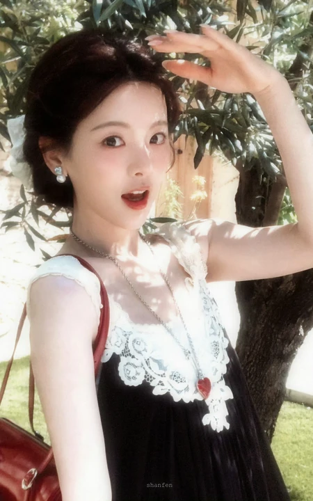 杨超越海边清新度假风系列写真