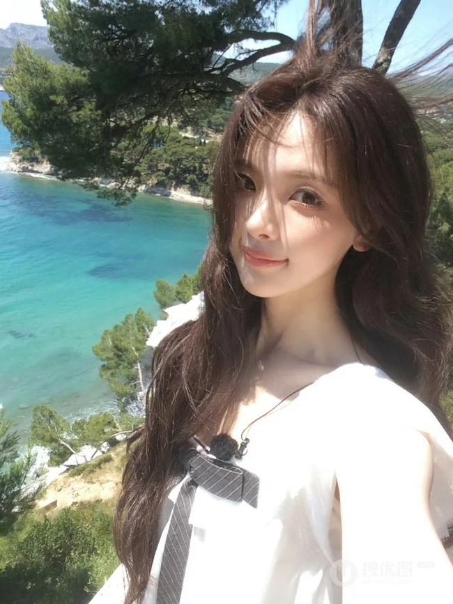 杨超越海边清新度假风系列写真