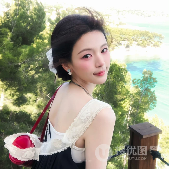 杨超越海边清新度假风系列写真