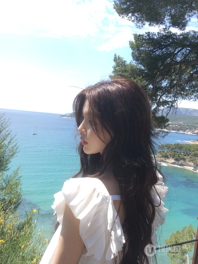 杨超越海边清新度假风系列写真