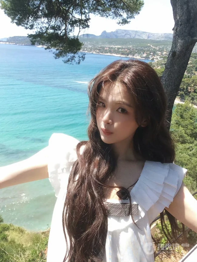 杨超越海边清新度假风系列写真