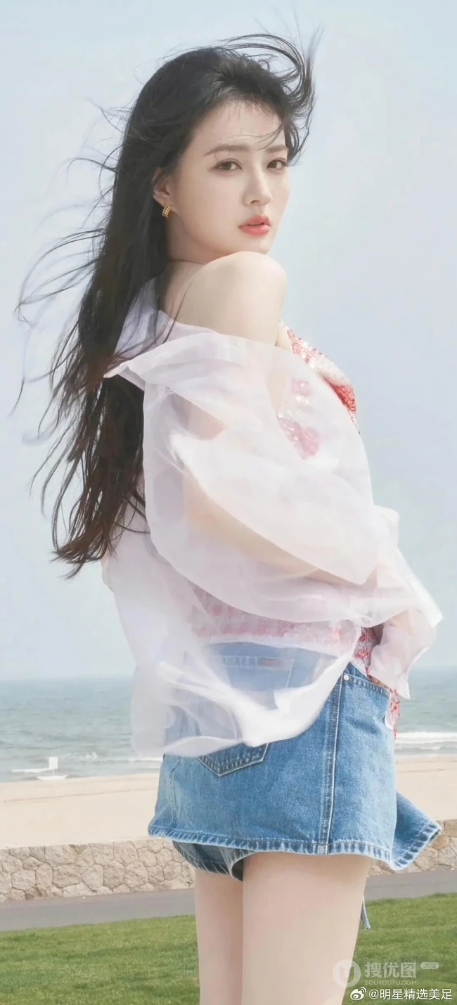 徐璐海边清新氛围感写真组图