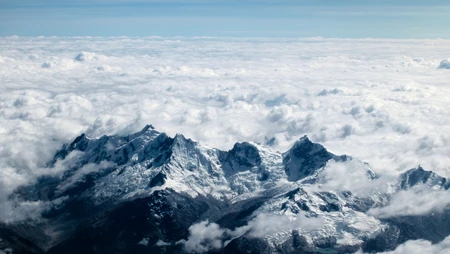 云海之巅覆雪雪山高空自然风景