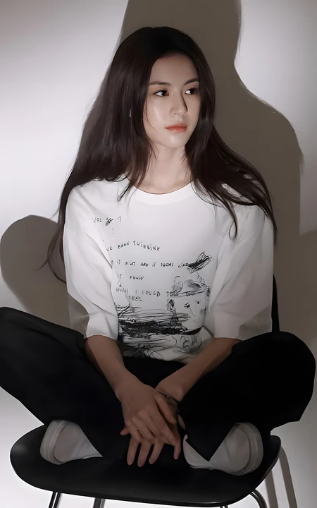 长发女生休闲白T恤室内人像写真