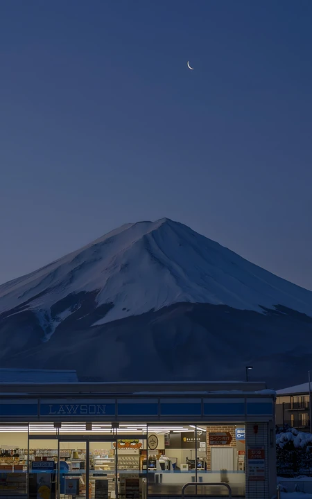 暮色下富士山与罗森便利店冬日街景