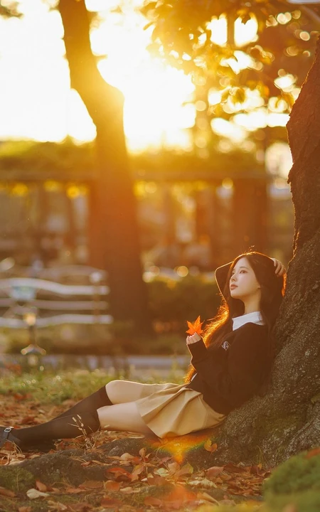 秋日夕阳树下的制服少女氛围感写真