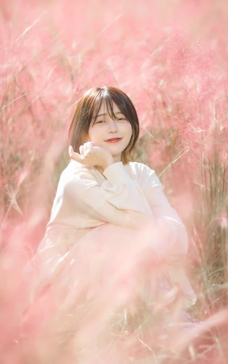粉黛乱子草中的短发清新少女写真