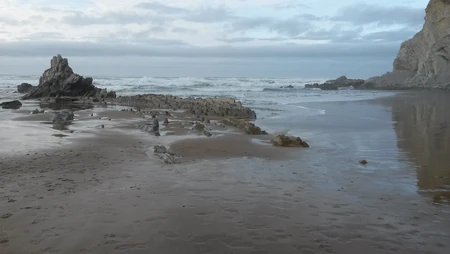 阴天山海边礁石滩自然风景