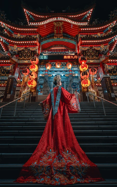 红色传统礼服女子寺庙夜景人像写真系列