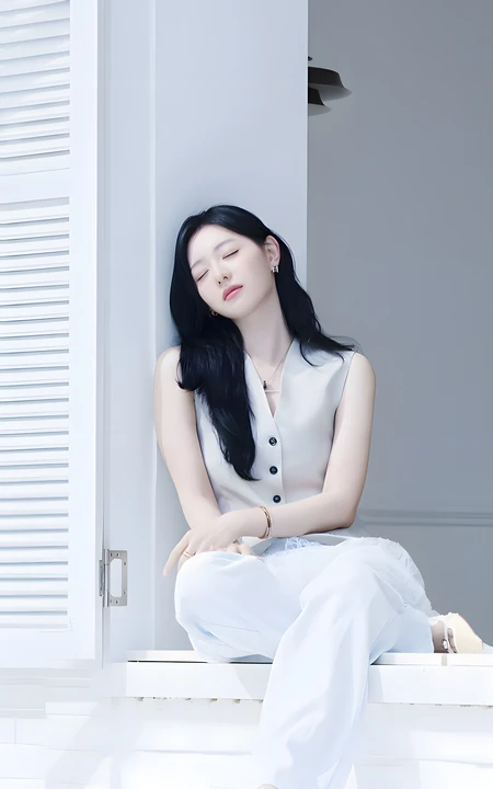 清冷感黑长发女生白色无袖马甲穿搭写真