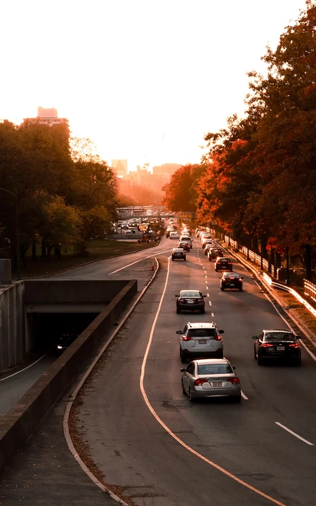 黄昏秋日城市公路车流夕阳暖光风景